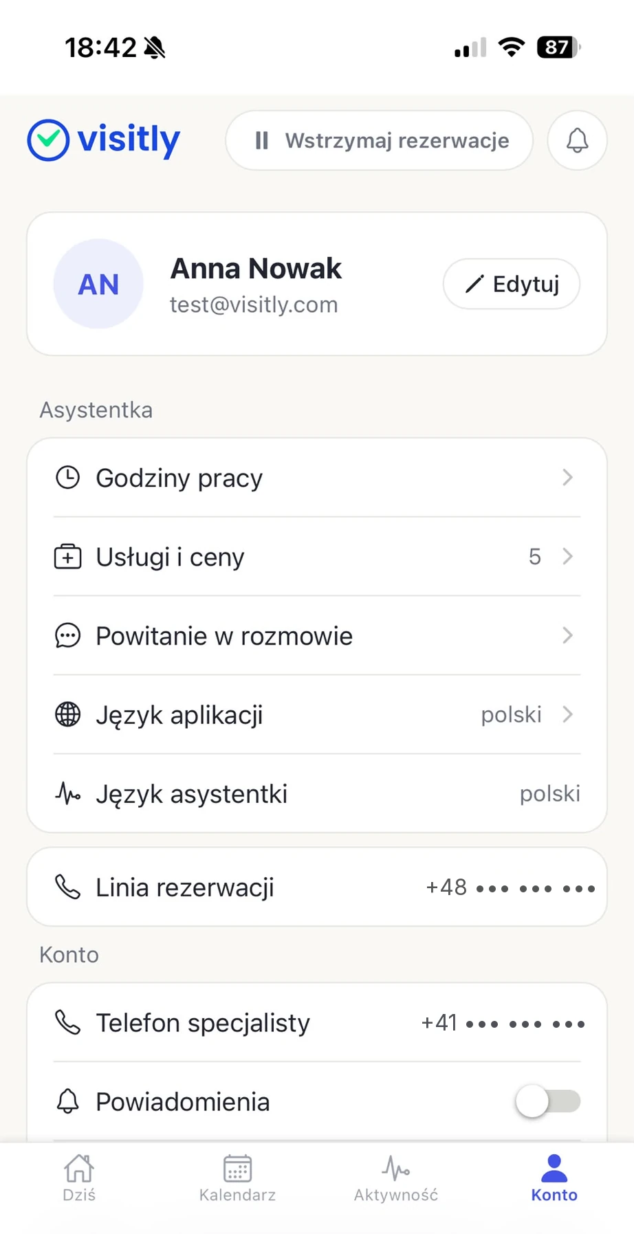 Ekran Konto w aplikacji Visitly: godziny pracy, usługi i ceny, powitanie w rozmowie, język i numer linii rezerwacji