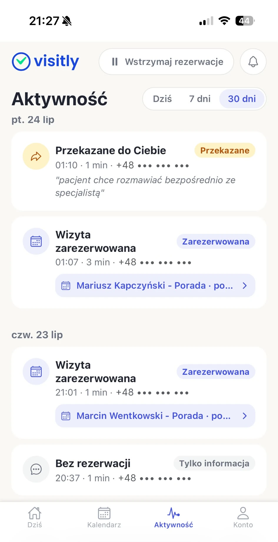 Lista aktywności w aplikacji Visitly: połączenia z wynikiem rezerwacji lub przekazania